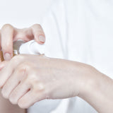 Applicazione della Mixsoon Bifida Essence sulla mano, dimostrando la texture fluida e l’utilizzo semplice del prodotto skincare.
