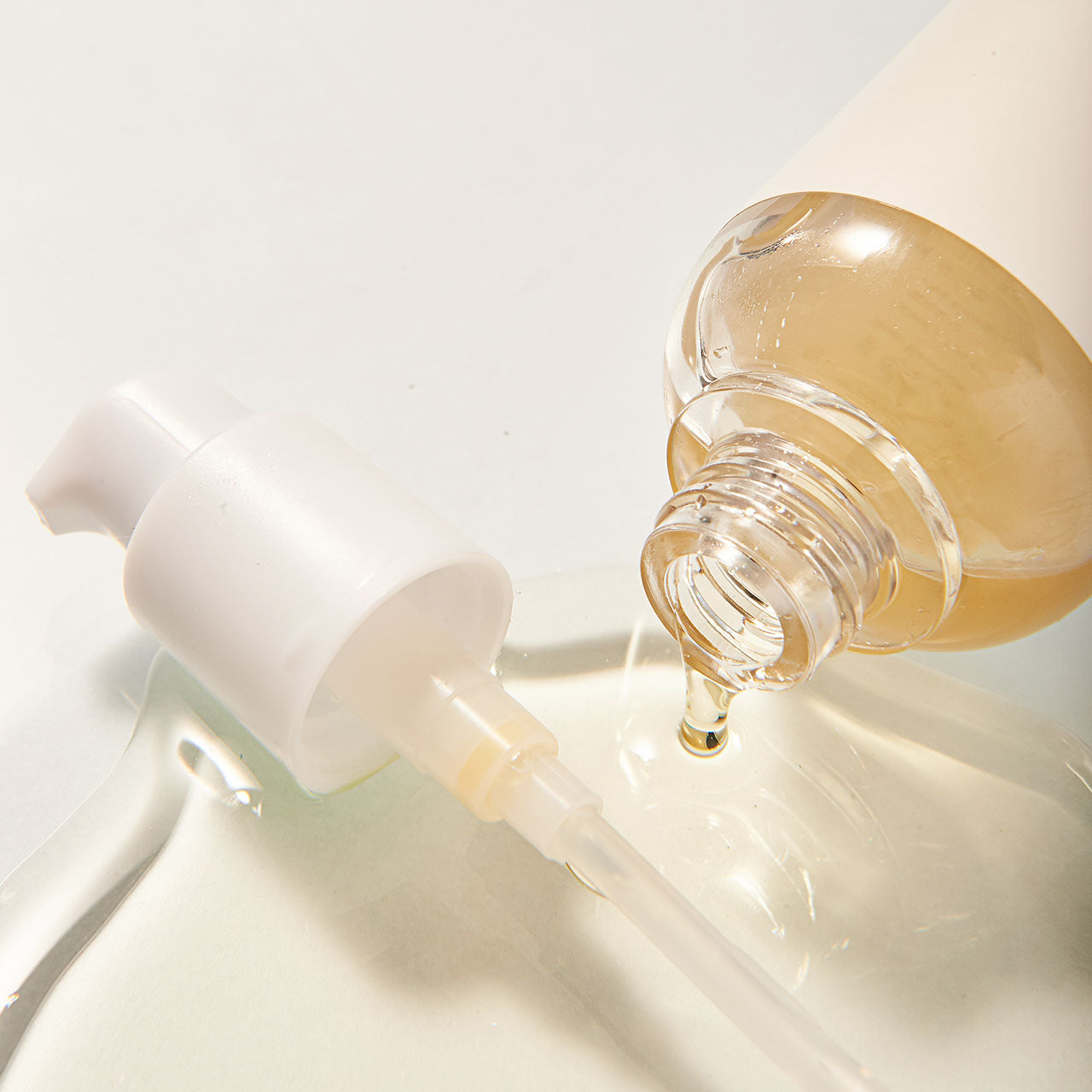 Close-up della Mixsoon Bifida Essence mentre viene versata con una pipetta, evidenziando la texture fluida del trattamento viso fermentato.