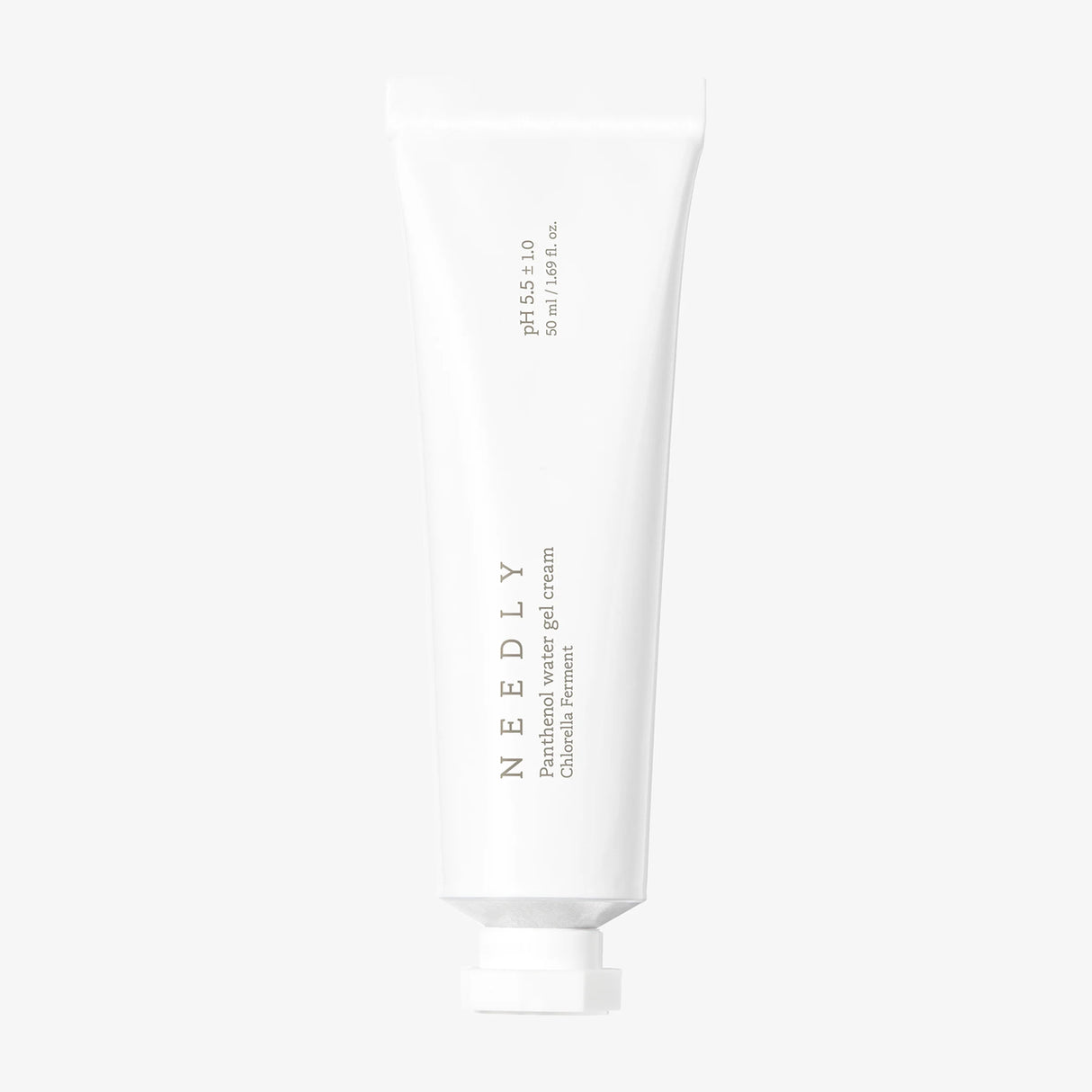 Tubo bianco minimalista della crema viso "Needly Panthenol Water Gel Cream", con tappo argentato e scritta verticale color grigio, su sfondo chiaro neutro.