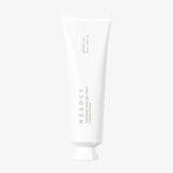 Tubo bianco minimalista della crema viso "Needly Panthenol Water Gel Cream", con tappo argentato e scritta verticale color grigio, su sfondo chiaro neutro.