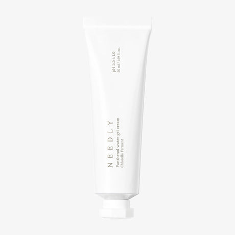 Tubo bianco minimalista della crema viso "Needly Panthenol Water Gel Cream", con tappo argentato e scritta verticale color grigio, su sfondo chiaro neutro.