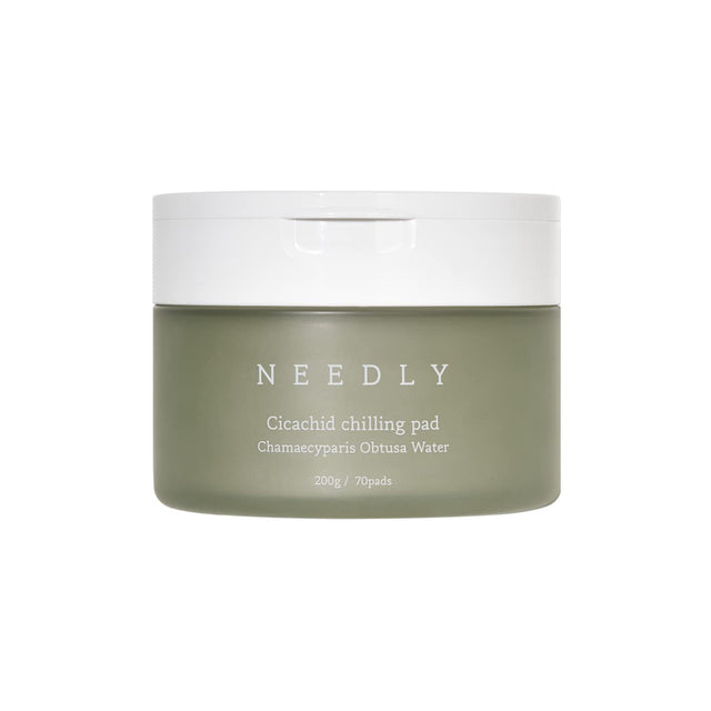 Vasetto verde oliva con tappo bianco del prodotto NEEDLY Cicachid Chilling Pad, con testo descrittivo “Chamaecyparis Obtusa Water” e indicazione di contenuto: 200 g / 70 pads, su sfondo bianco.