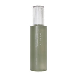 Flacone in vetro satinato verde con erogatore spray bianco della Needly Cicachid Relaxing Mist, fotografato su sfondo bianco neutro.