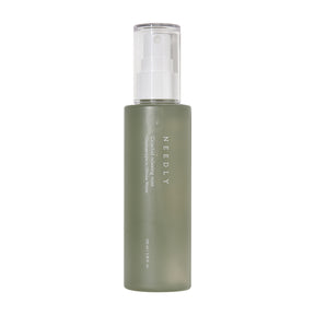 Flacone in vetro satinato verde con erogatore spray bianco della Needly Cicachid Relaxing Mist, fotografato su sfondo bianco neutro.
