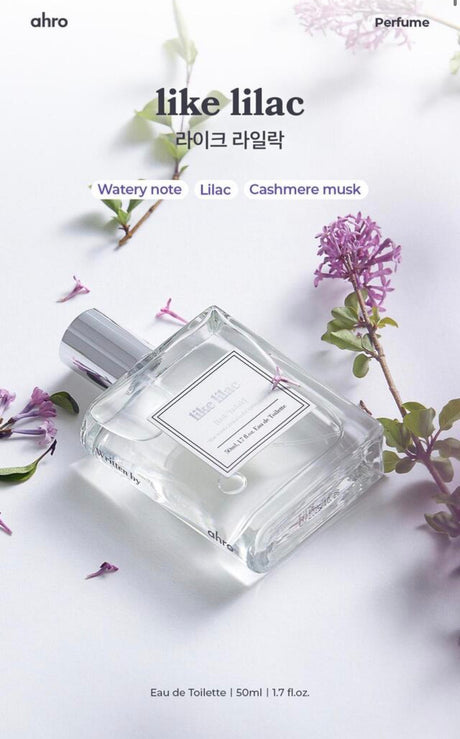 Flacone di profumo coreano Like Lilac Eau de Toilette sdraiato tra fiori di lillà viola con indicazione delle note olfattive watery note, lilac e cashmere musk su sfondo chiaro.