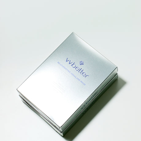 Confezione frontale della maschera viso vvbetter Rejuvenating Squalane Mask su sfondo bianco, con design minimalista e testo centrale in viola.