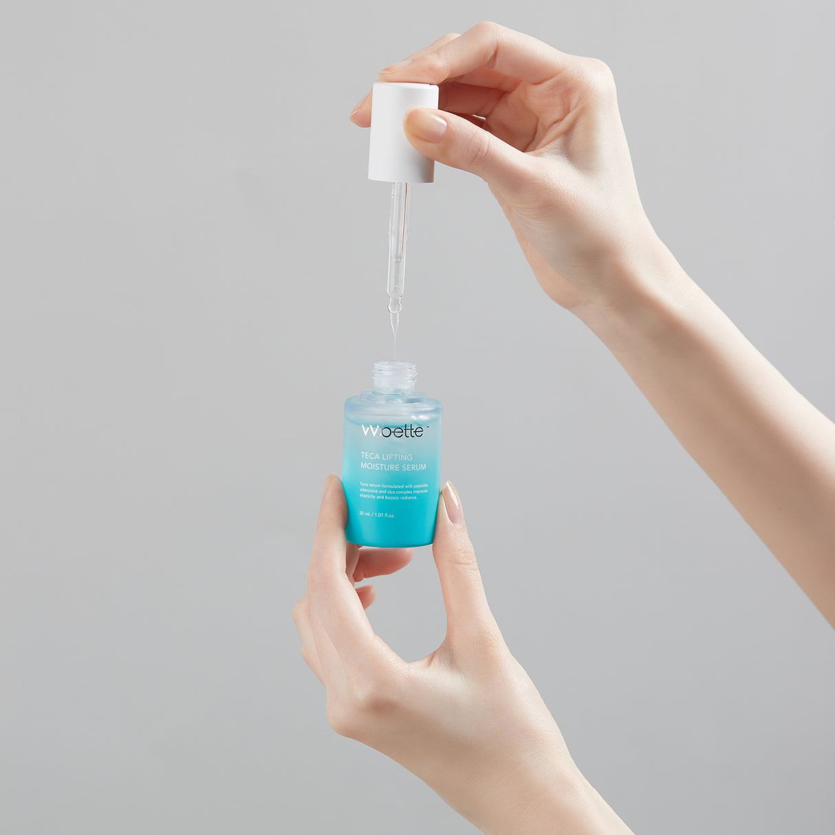 siero vvbetter boccetto azzurro tra le mani con tappo bianco 