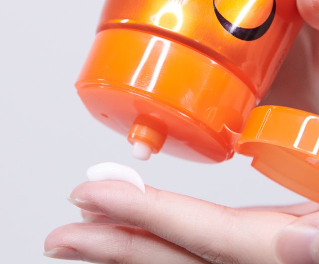 Applicazione del Cafuné Bias Clinic Treatment: la crema riparatrice viene erogata dal tubo, mostrando la texture nutriente del trattamento capelli.