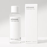 Flacone da 150 ml di Mixsoon Centella Asiatica Toner affiancato dalla sua confezione bianca minimalista. Il design pulito enfatizza la purezza e la delicatezza del prodotto, ideale per una skincare calmante e naturale.

