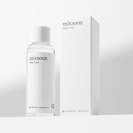 Flacone da 150 ml di Mixsoon Bifida Toner accanto alla sua confezione minimalista bianca. L’estetica pulita e sofisticata comunica purezza e qualità, perfetta per una skincare essenziale ed efficace.

