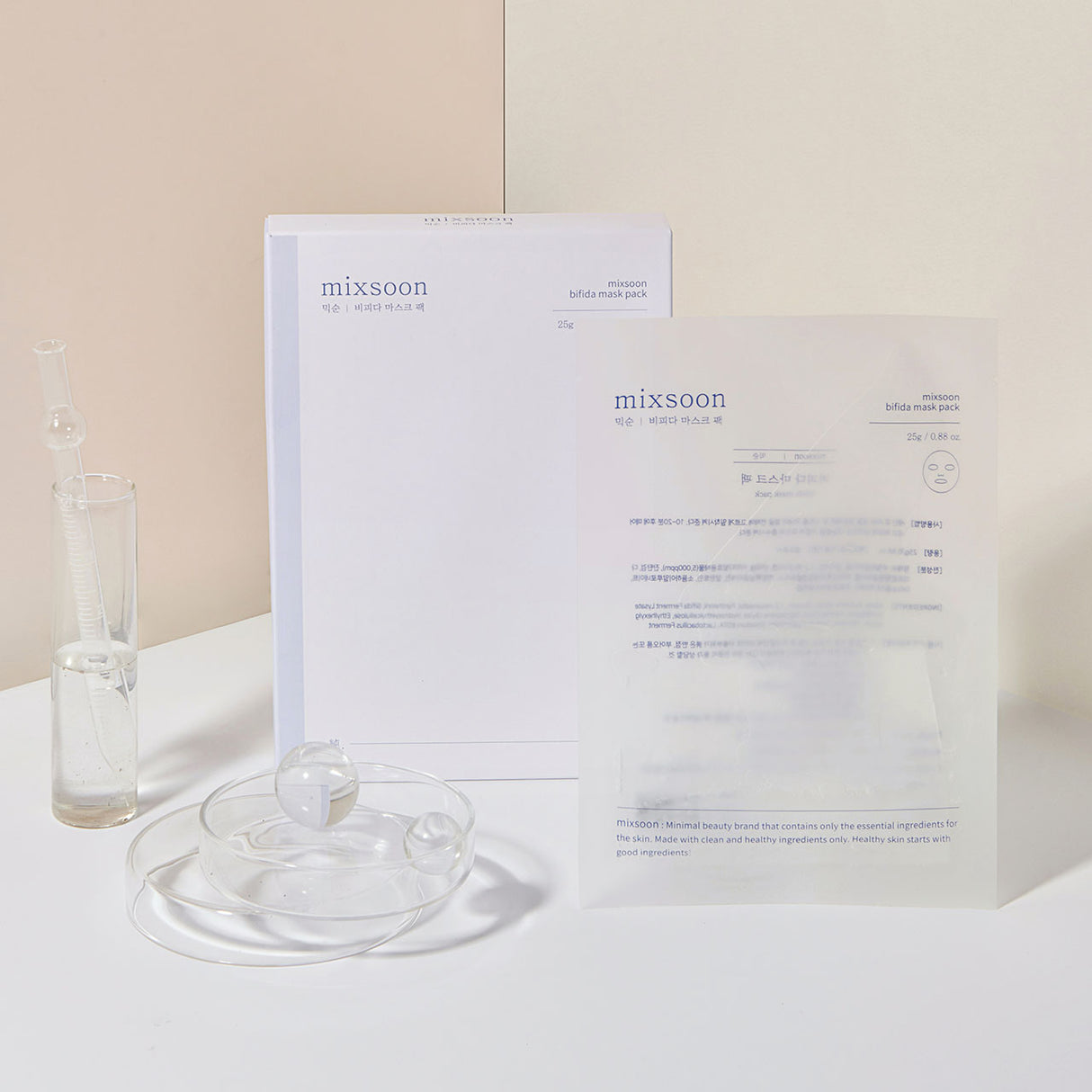  mixsoon centella mask pack rettangolo bianco su sfondo panna con mini dispenser acqua
