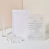  mixsoon centella mask pack rettangolo bianco su sfondo panna con mini dispenser acqua

