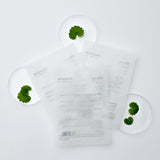 Maschere viso Mixsoon Centella Mask Pack disposte su sfondo bianco con foglie di centella asiatica in capsule di Petri, a richiamare l’origine naturale e l’efficacia lenitiva del prodotto.
