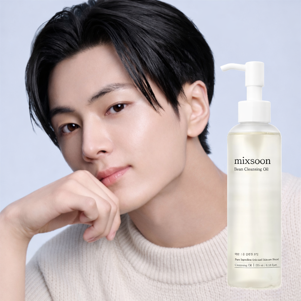 Primo piano di Jay degli Enyphen con pelle luminosa accanto a flacone di Mixsoon Bean Cleansing Oil su sfondo chiaro