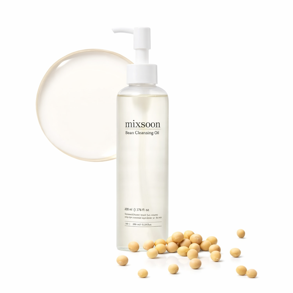 Flacone di Mixsoon Bean Cleansing Oil con dispenser su sfondo bianco e semi di soia decorativi