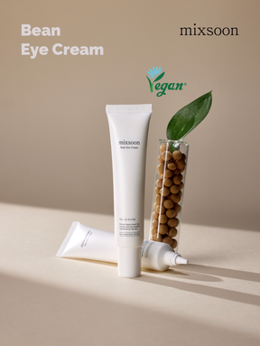 Crema contorno occhi Mixsoon Bean Eye Cream in tubetto su superficie chiara, con fagioli e foglia decorativa accanto al prodotto