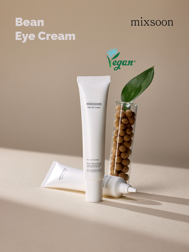 Crema contorno occhi Mixsoon Bean Eye Cream in tubetto su superficie chiara, con fagioli e foglia decorativa accanto al prodotto