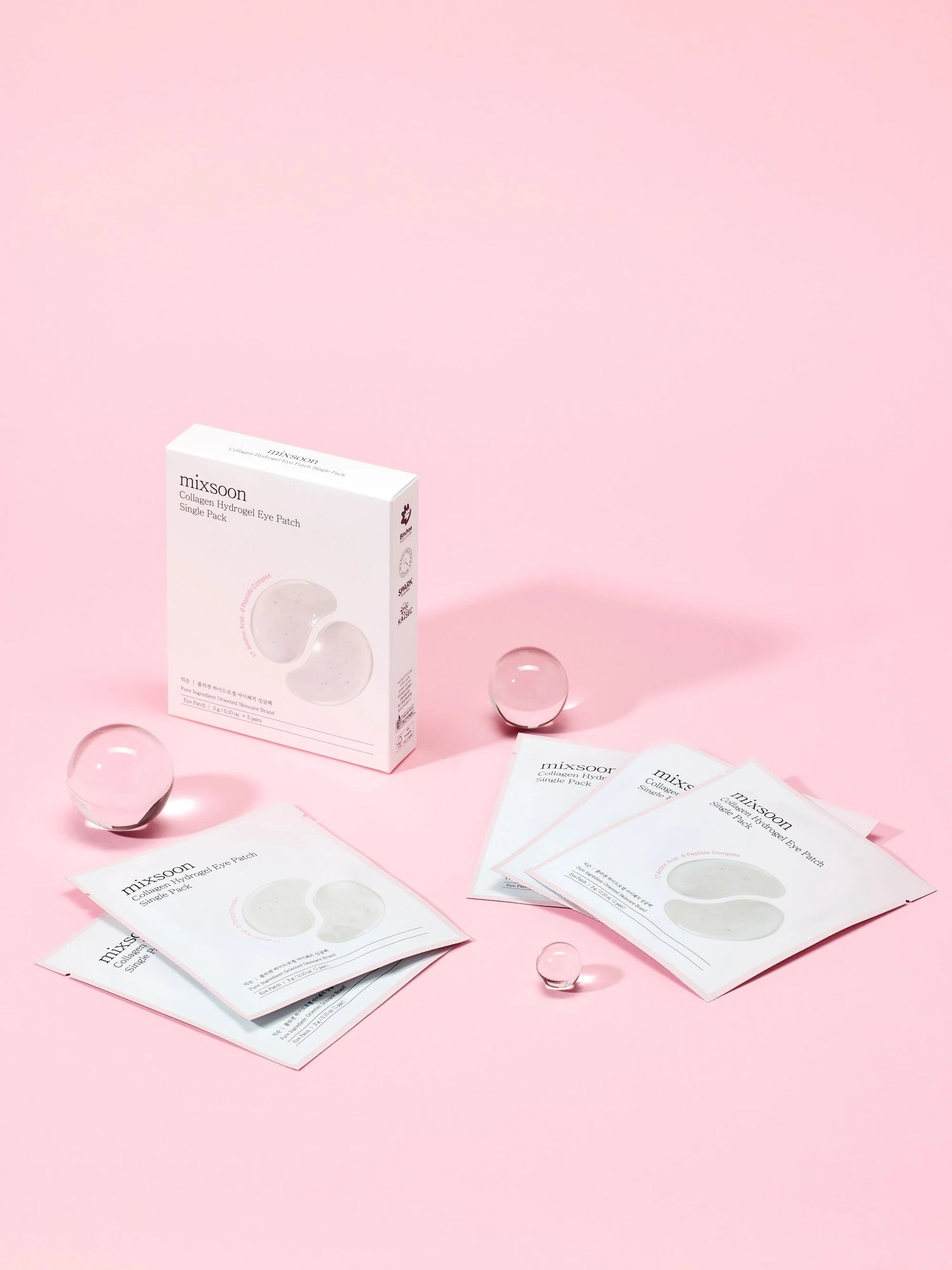 Confezioni Mixsoon Collagen Hydrogel Eye Patch appoggiate su sfondo rosa chiaro, con bustine singole e packaging del prodotto visibili