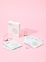 Confezioni Mixsoon Collagen Hydrogel Eye Patch appoggiate su sfondo rosa chiaro, con bustine singole e packaging del prodotto visibili