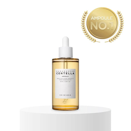 Flacone trasparente da 100ml della ampoule SKIN1004 Madagascar Centella con contagocce bianco e bollino dorato “Ampoule No.1” su sfondo bianco