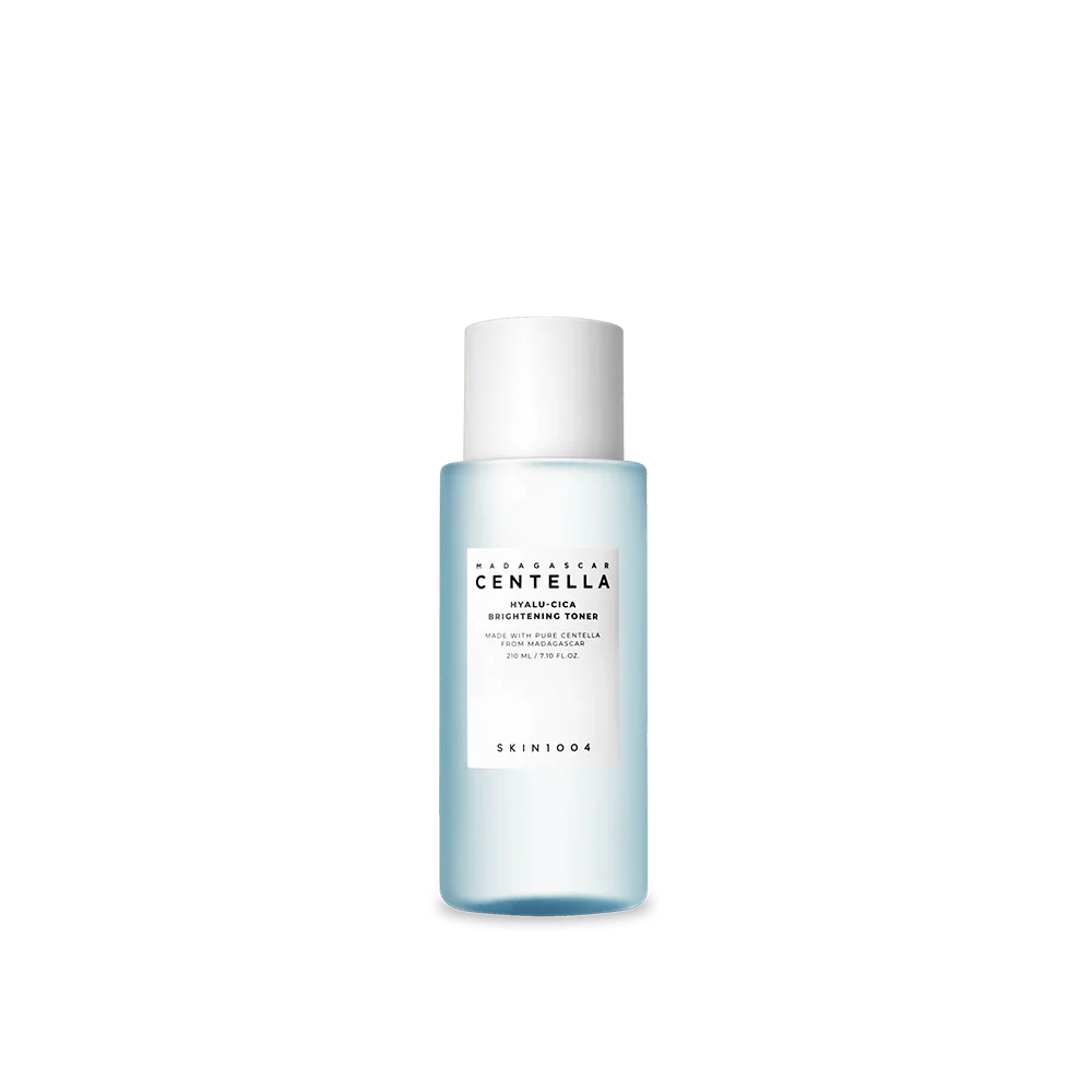 Flacone azzurro chiaro del tonico viso SKIN1004 Centella Hyalu-Cica Brightening da 210ml, visualizzato su sfondo 