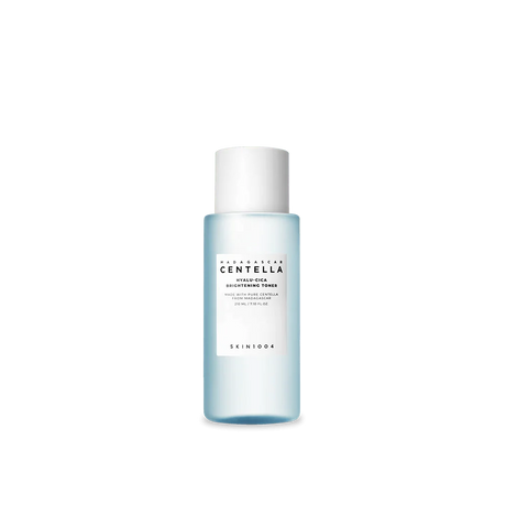 Flacone azzurro chiaro del tonico viso SKIN1004 Centella Hyalu-Cica Brightening da 210ml, visualizzato su sfondo 