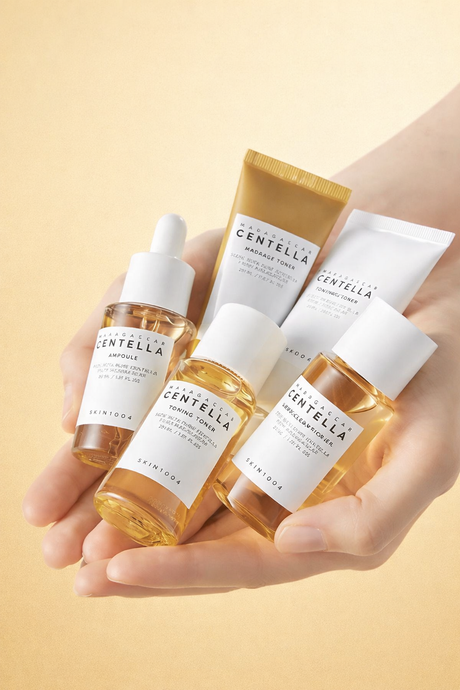 Prodotti SKIN1004 Madagascar Centella tenuti in mano, con ampoule e tonici lenitivi a base di centella asiatica per pelle sensibile e reattiva
