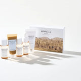 SKIN1004 Madagascar Centella Travel Kit con mini prodotti skincare coreana, detergente, tonico, ampoule e crema lenitiva per pelle sensibile, fotografati su sfondo bianco
