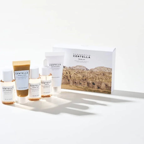 SKIN1004 Madagascar Centella Travel Kit con mini prodotti skincare coreana, detergente, tonico, ampoule e crema lenitiva per pelle sensibile, fotografati su sfondo bianco
