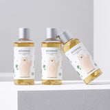 Tre flaconi di Mixsoon Soondy Centella Asiatica Essence con etichetta decorata da un orsetto beige stilizzato. Due flaconi sono in piedi e uno è inclinato appoggiandosi lateralmente. Sfondo chiaro e illuminazione soffusa per un effetto pulito ed elegante.

