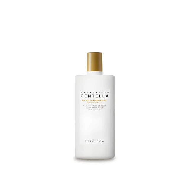 Flacone bianco da 210 ml del tonico viso SKIN1004 Madagascar Centella con tappo dorato, su sfondo grigio chiaro