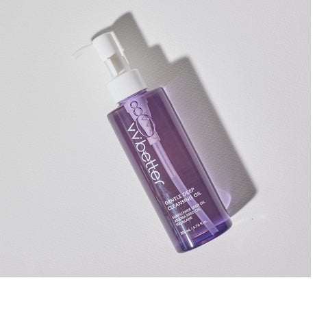 Flacone singolo del vvbetter Gentle Deep Cleansing Oil con dispenser bianco, ombreggiato su sfondo bianco e illuminato da luce naturale.