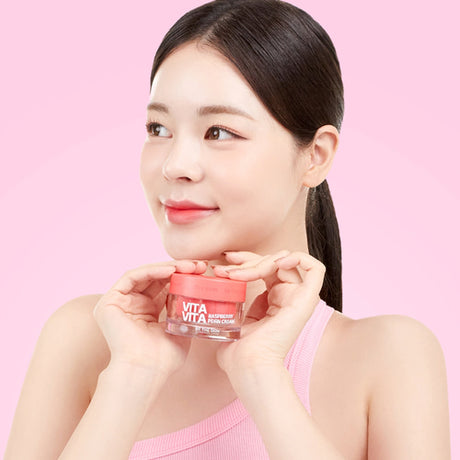Modella che tiene in mano il barattolo di Vita Vita Raspberry PDRN Cream Be The Skin su sfondo viola