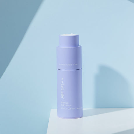 Flacone color lavanda del vvbetter Firming Eye Cream da 30 ml / 1.01 fl.oz., posizionato su una superficie bianca contro uno sfondo neutro, con la scritta “TWIST HERE & PUMP IT” visibile sulla parte superiore.
