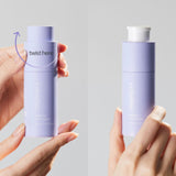 ChatGPT ha detto:
Primo piano del flacone lavanda vvbetter Firming Eye Cream da 30 ml / 1.01 fl.oz. in due fasi d’uso: a sinistra, una mano ruota la parte superiore del flacone indicata da una freccia con la scritta "twist here"; a destra, il flacone mostra il dosatore bianco pronto all’uso dopo l’apertura.
