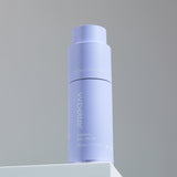 Flacone color lavanda del vvbetter Firming Eye Cream da 30 ml / 1.01 fl.oz., posizionato su una superficie bianca contro uno sfondo neutro, con la scritta “TWIST HERE & PUMP IT” visibile sulla parte superiore.