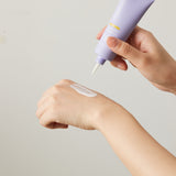 Una mano applica il vvbetter Daily Airfit Sunscreen SPF 50+ PA++++ sulla pelle dell’altra mano. La texture bianca del prodotto è visibile, suggerendo una consistenza cremosa e facilmente stendibile. L'immagine evidenzia la semplicità d’uso e la delicatezza sulla pelle.